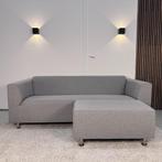 GRATIS BEZORGING - grijze bank met hocker - Gereinigd, Ophalen, Tweepersoons, 75 tot 100 cm, Zo goed als nieuw