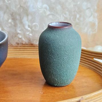 Vaasje keramiek retro groen beschikbaar voor biedingen