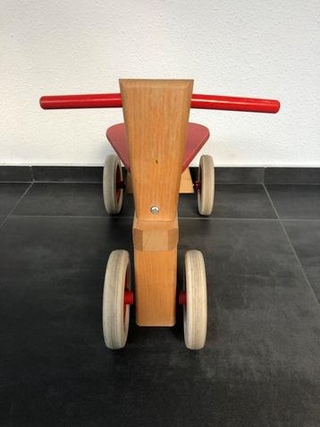 Houten loopdriewieler beschikbaar voor biedingen
