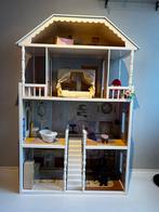 Groot Kidkraft poppenhuis met poppen voor veel speelplezier, Ophalen of Verzenden, Zo goed als nieuw, Poppenhuis