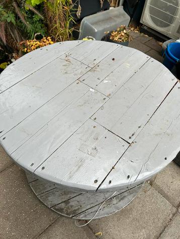 Haspel tafel beschikbaar voor biedingen