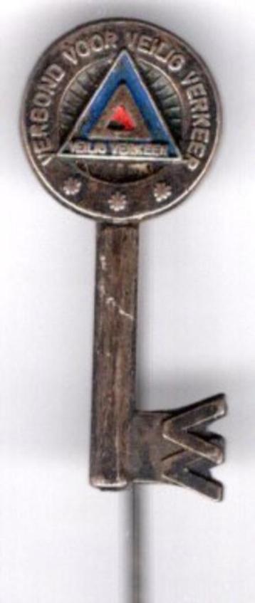 Veilig Verkeer Nederland sleutel zilverkl speldje ( X_043 ) beschikbaar voor biedingen