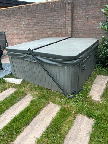 Bubbelbad / jacuzzi 6 persoons beschikbaar voor biedingen