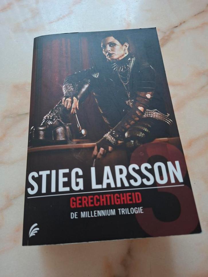 Stieg Larsson - Gerechtigheid, Boeken, Thrillers, Zo goed als nieuw, Ophalen