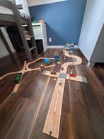 Houten garage met wegdelen + houtentreinrails, Kinderen en Baby's, Speelgoed | Houten speelgoed, Ophalen, Zo goed als nieuw, Overige typen