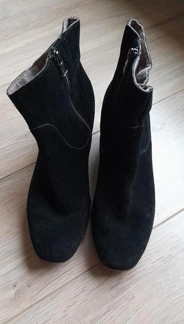 Enkellaarsjes zwart suède s.Oliver beschikbaar voor biedingen