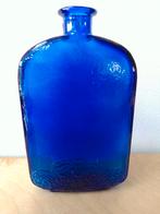 Kobalt blauwe glazen fles met bloem reliëf, Ophalen of Verzenden