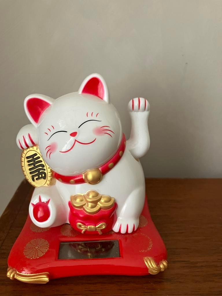 Japanse lucky cat kat zwaaiende hello kitty met zonnecel, Ophalen of Verzenden, Nieuw
