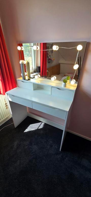 Nette kaptafel met spiegel en dimbare lampen