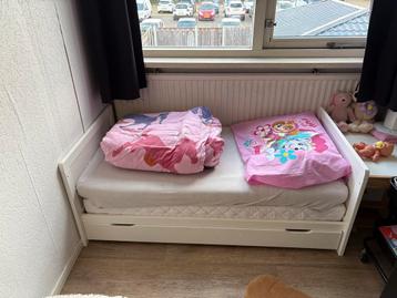 Peuterbed met opberglade beschikbaar voor biedingen