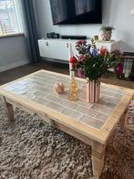 Salontafel met beige tegels en houten frame, Ophalen, Gebruikt, 100 tot 150 cm, 50 tot 100 cm