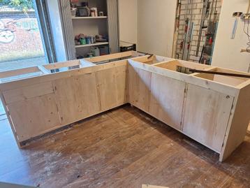 Keukenblok van terug gedroogd en geschaafd hout 