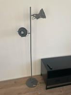 Industriele vloerlamp met twee lichtpunten, Huis en Inrichting, Lampen | Vloerlampen, Ophalen, Zo goed als nieuw, Metaal, 150 tot 200 cm