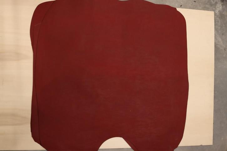 leer bordo rood grote lederen huiden 3 stuks €55,- totaal, Hobby en Vrije tijd, Stoffen en Lappen, Gebruikt, Leer of Kunstleer