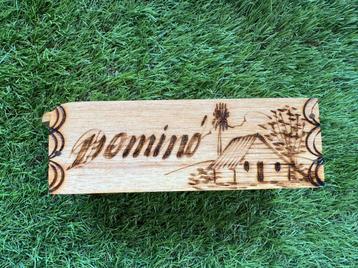 Houten domino spel beschikbaar voor biedingen