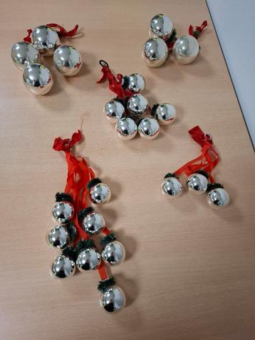5 x kersthangers, zilveren kerstballen aan rood lint vintage beschikbaar voor biedingen