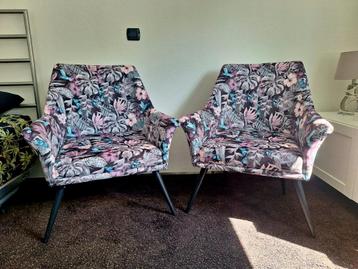 Twee fauteuilles met blauw roze grijs en zwart beschikbaar voor biedingen
