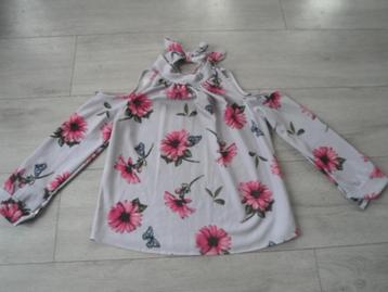 Mooie, romantische, cold-shoulder top; maat M/L beschikbaar voor biedingen