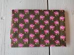 Prachtige quiltstof - Tilda, roze roosje op bruin, Nieuw, Ophalen of Verzenden, 30 tot 120 cm, Katoen