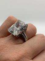 V482 Prachtige zilveren ring heldere steen maat 19, 19 tot 20, Ophalen of Verzenden, X, Dame