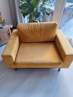 Mooie loveseat met poef kleur okergeel velours, Ophalen, Tweepersoons, 75 tot 100 cm, Zo goed als nieuw