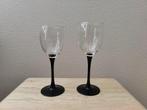 Twee wijnglazen met zwarte voet, Verzamelen, Glas en Borrelglaasjes, Verzenden, Zo goed als nieuw, Overige typen