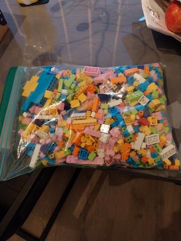 Een zak vol met steentjes beschikbaar voor biedingen