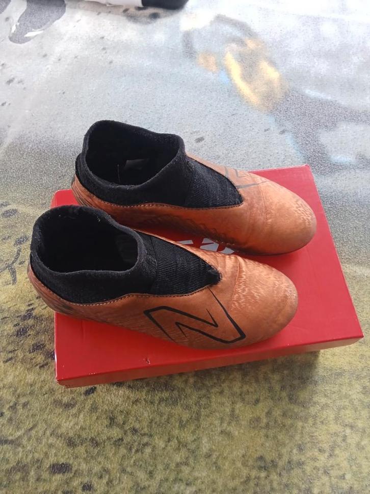 New Balance Tekela V4 JR *35* Ramato ( voetbal schoen), Sport en Fitness, Voetbal, Zo goed als nieuw, Schoenen, Ophalen of Verzenden