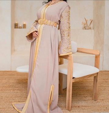 Elegante Caftan met Riem beschikbaar voor biedingen