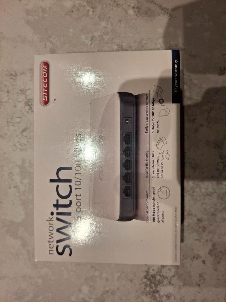 Netwerk Switch 5 poorten 10/100 Mbps - Nieuw in doos, Computers en Software, Netwerk switches, Ophalen of Verzenden