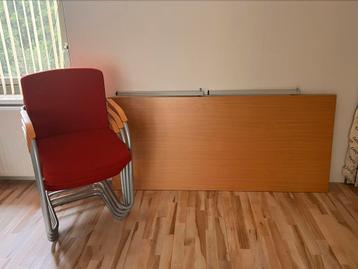 Tafel (ideaal voor spreektafel, bouwkeet) met 4 stoelen beschikbaar voor biedingen