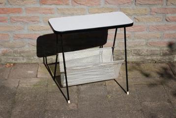 Lectuurtafeltje krantenbak beschikbaar voor biedingen