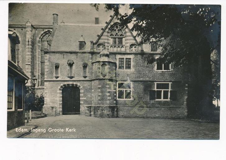 Edam - Ingang Groote Kerk [KRST009-0373, Verzamelen, Ansichtkaarten | Nederland, Gelopen, Noord-Holland, 1960 tot 1980, Verzenden