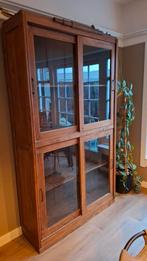 Vintage houten vitrinekast met glazen schuifdeuren, Ophalen, Met deur(en), 100 tot 150 cm, 200 cm of meer