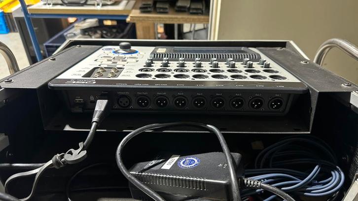 QSC TouchMix-16 Digitale Mixer, Muziek en Instrumenten, Mengpanelen, Gebruikt, 10 tot 20 kanalen, Microfooningang, Ophalen