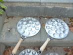 2 aluminium poffertjesplaten houten steel 1 Patisse, Huis en Inrichting, Ophalen of Verzenden, Zo goed als nieuw, Overige materialen