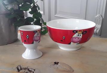 Kom en eierdopje met afbeelding van een koe  beschikbaar voor biedingen