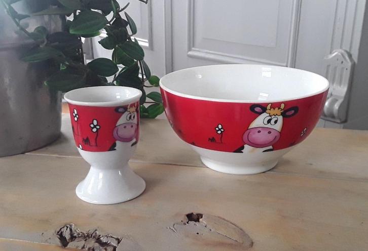 Kom en eierdopje met afbeelding van een koe, Huis en Inrichting, Keuken | Servies, Zo goed als nieuw, Kop(pen) en/of Schotel(s)