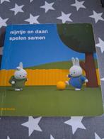 kartonnen boekje nijntje en daan spelen samen - dick bruna, Boeken, Ophalen of Verzenden, Gelezen, 2 tot 3 jaar