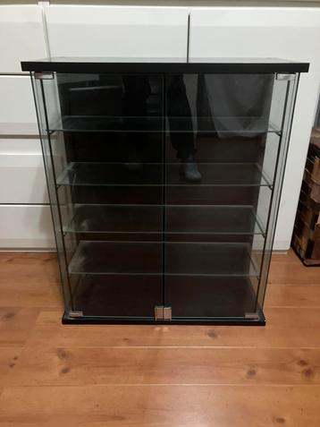 Lage vitrinekast met glasplaten beschikbaar voor biedingen