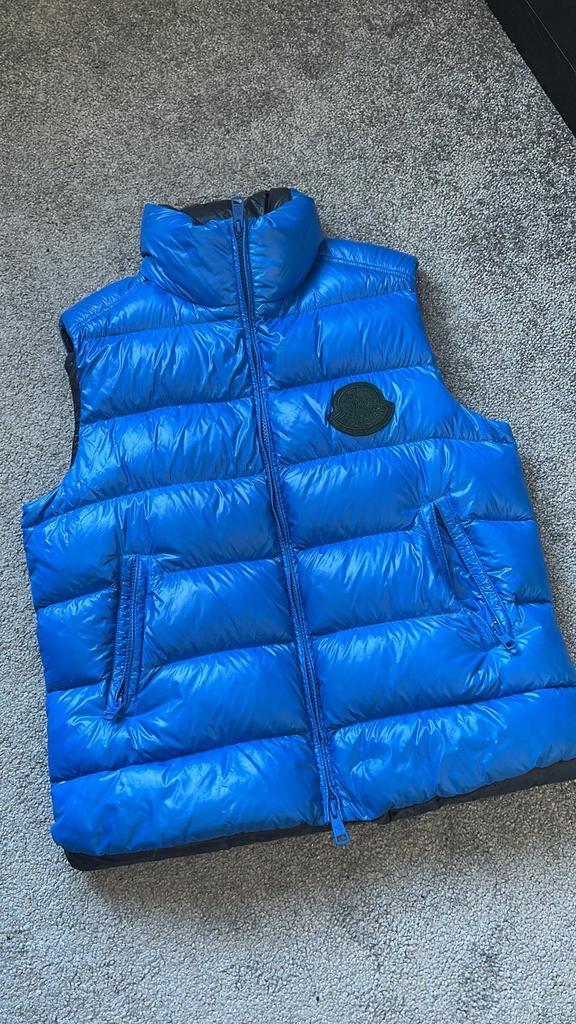 Blauwe Moncler Bodywarmer maat M, Kleding | Heren, Bodywarmers, Zo goed als nieuw, Maat 52/54 (L), Blauw, Ophalen