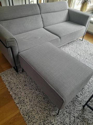grijze 3-zitsbank fiskardo + hocker beschikbaar voor biedingen