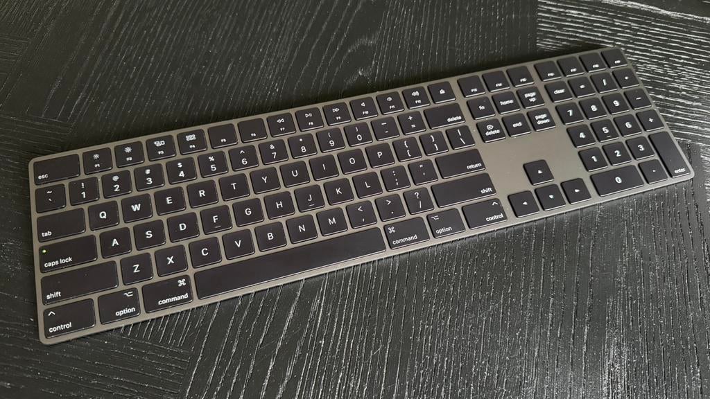 Apple Magic Keyboard met numeriek toetsenblok - Space Gray, Computers en Software, Toetsenborden, Ophalen of Verzenden, Zo goed als nieuw