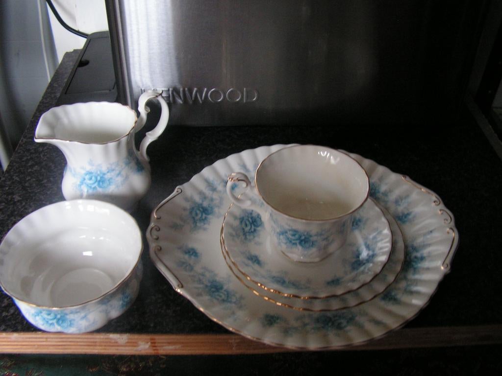 royal Albert Windsor rose, Antiek en Kunst, Antiek | Servies los, Ophalen of Verzenden