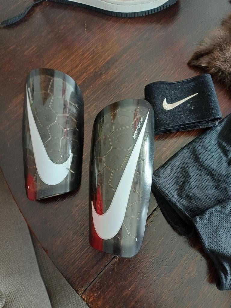Nike Mercurial Lite Scheenbeschermers - Maat m, Sport en Fitness, Voetbal, Maat L, Ophalen of Verzenden, Gebruikt, Overige typen