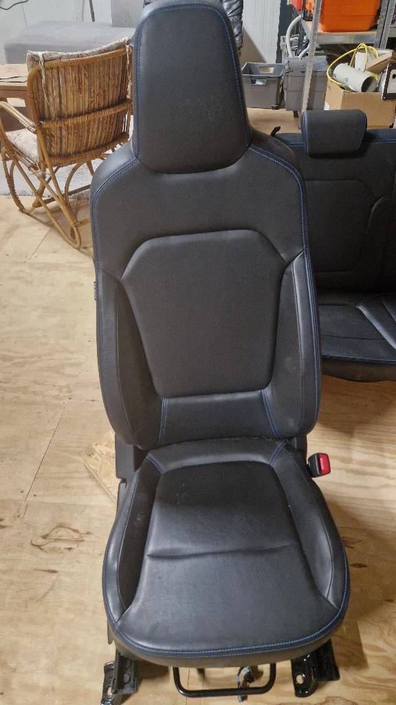 voorstoelen en achterbank dacia spring, Ophalen, Gebruikt, Dacia