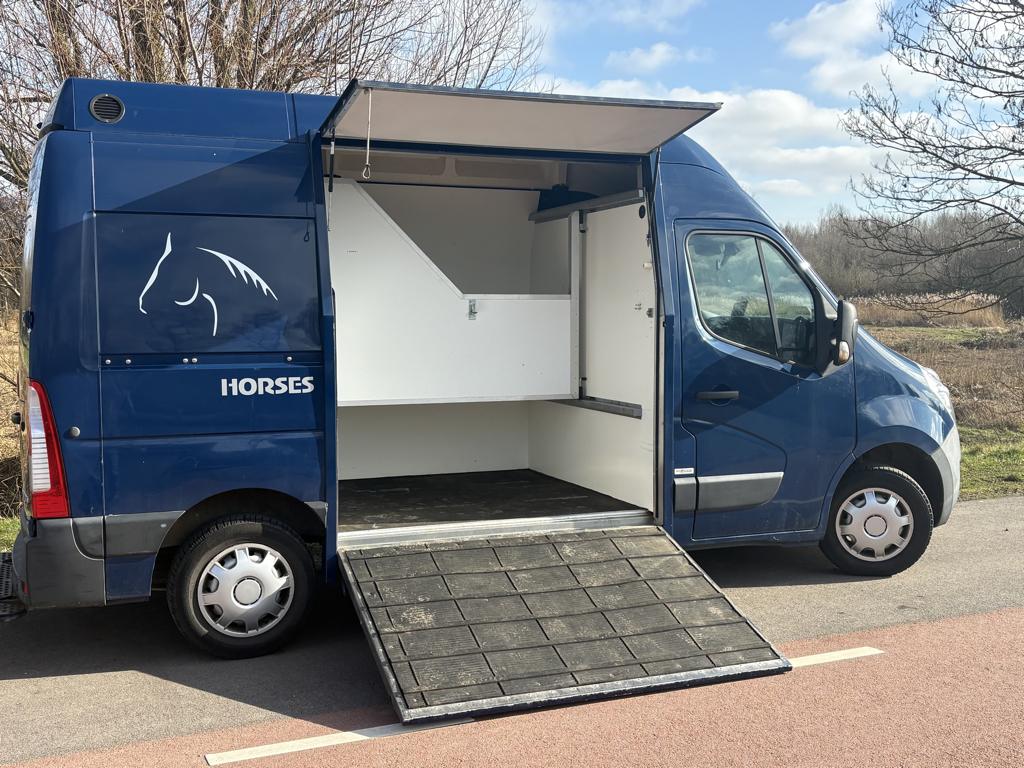 Betrouwbare Paardenwagen - Opel Movano, Euro 5, Zwart, 4 cilinders, Sound system