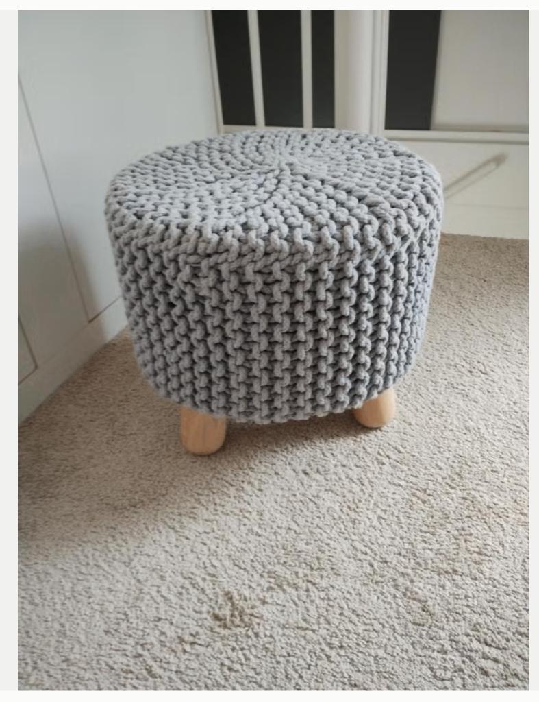 Grijze stevige grof gebreide POEF met houten pootjes, Ophalen, Minder dan 50 cm, Rond, Minder dan 50 cm