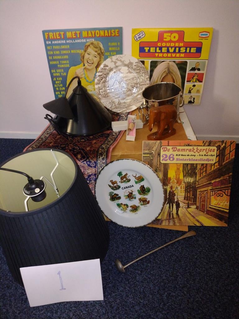 Diverse dozen met spullen voor markten, Ophalen