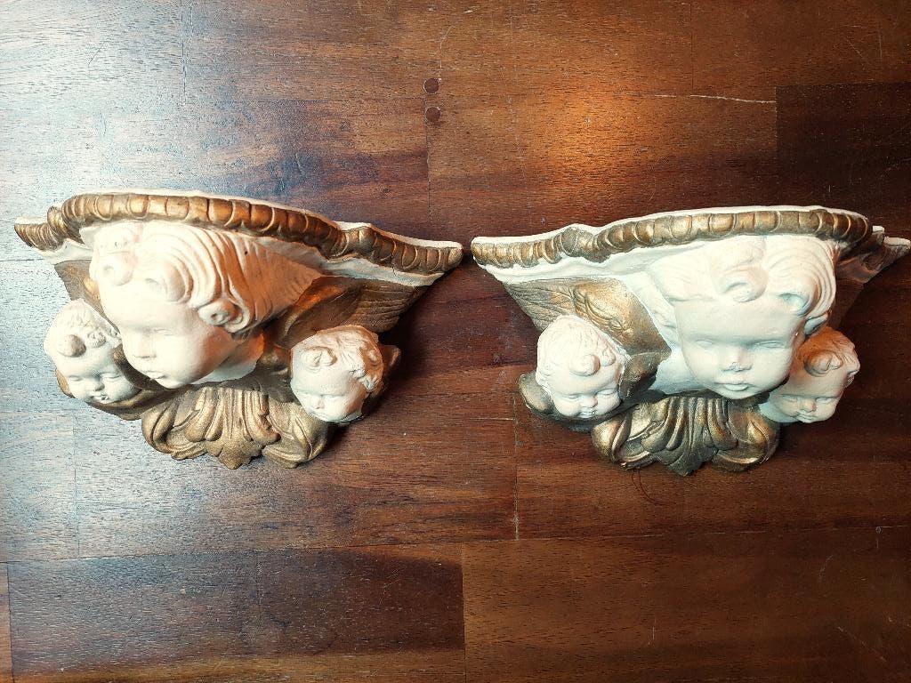 Twee betonnen consoles met drie Cherubijnen, Ophalen